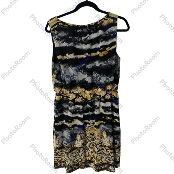 A V-neck sleeveless dress in size 14 - Picture 5 of 5